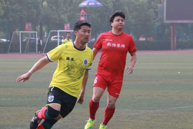 巴萨参加金球奖典礼，五人代表团亮相